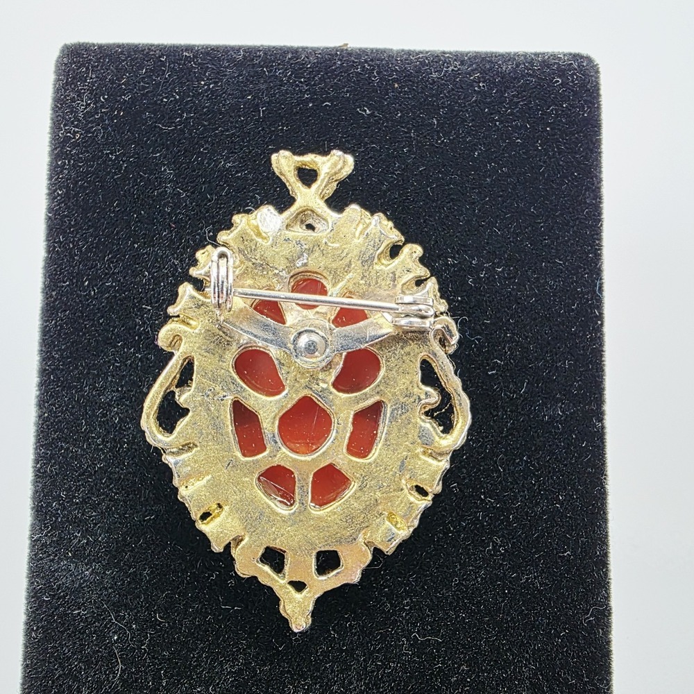 Vintage Cameo Brooch or Pendant and Screw Back Earrings Set Gold Tone Frame - Picture 3 of 8